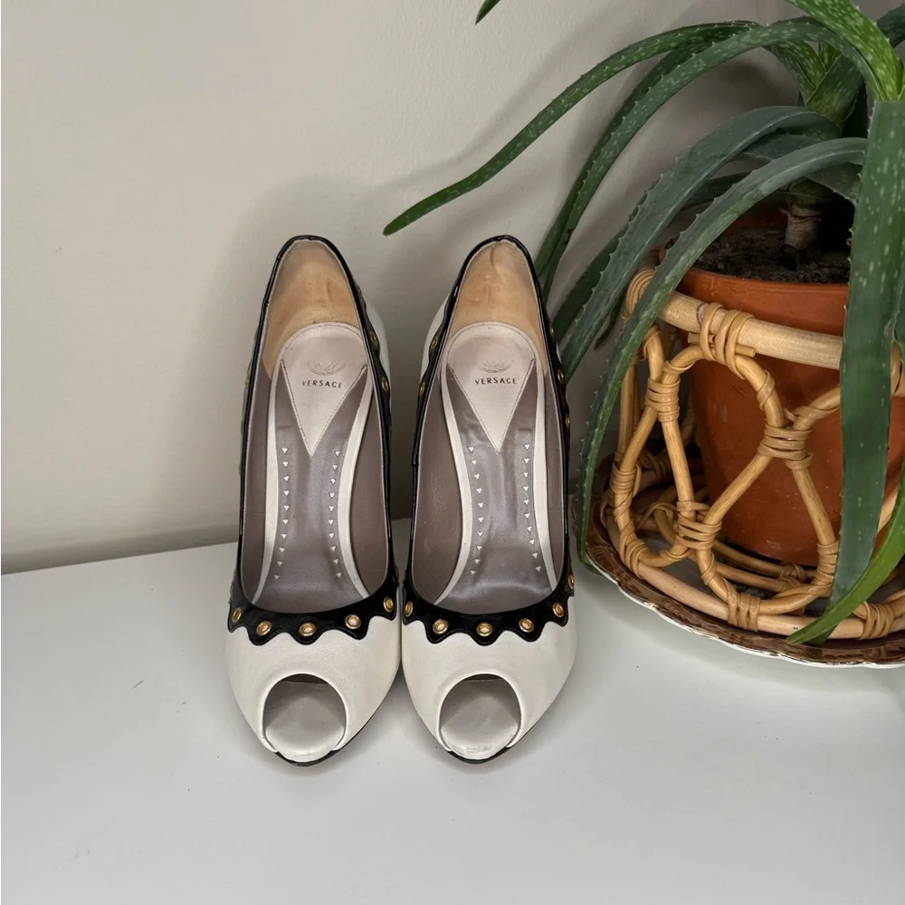 Versace White Nappa Leather Peep Toe Heels 39 Black Patent Gold Pumps DSL531R - Picture 2 of 15